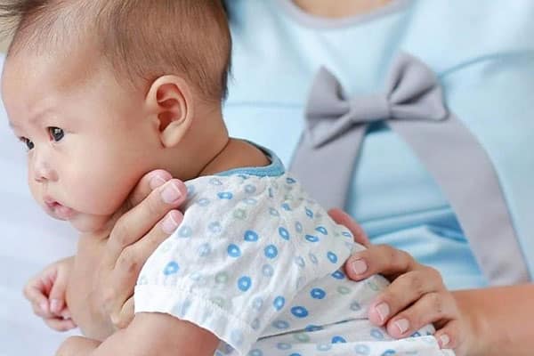 Trẻ sơ sinh ngủ ít