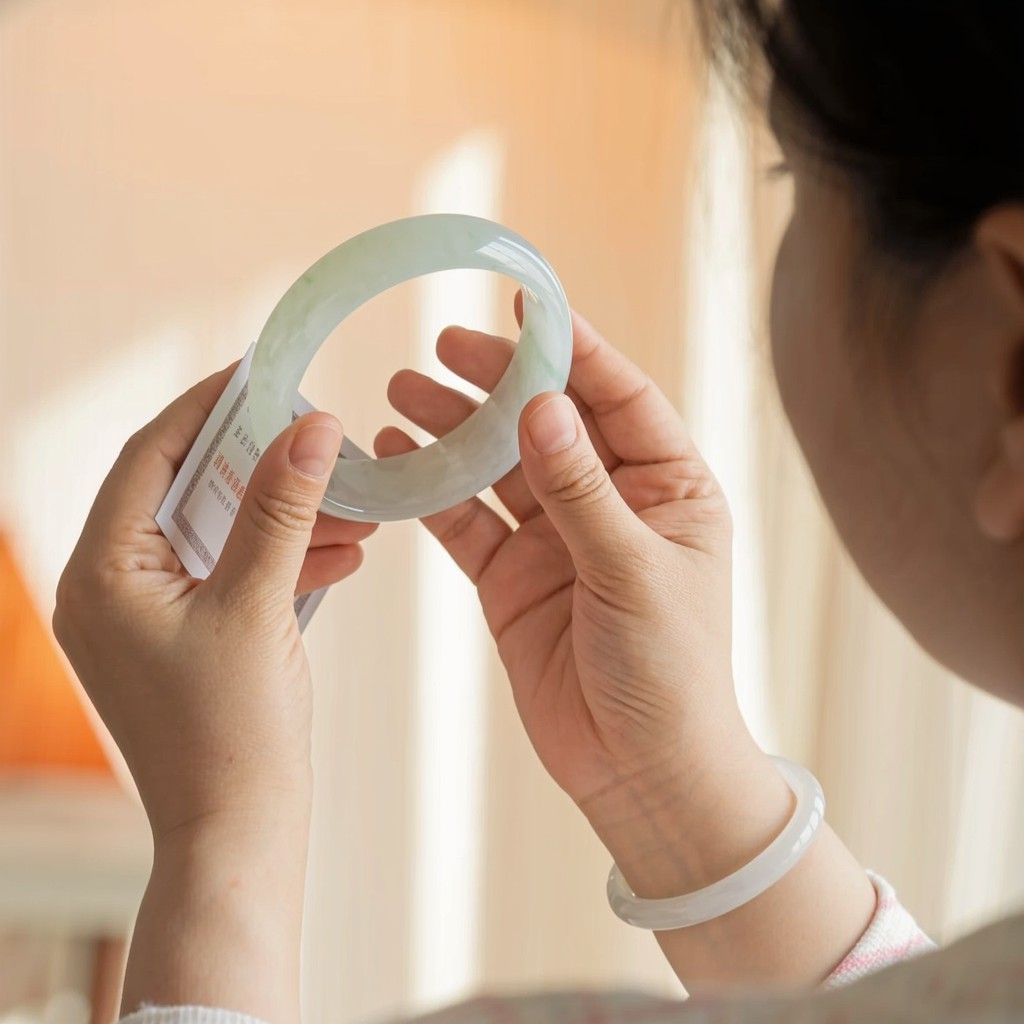 Không Phải Ngọc Nào Cũng Hợp Với Cổ Tay Bé – Bí Quyết Chọn Chất Liệu An Toàn Tuyệt Đối