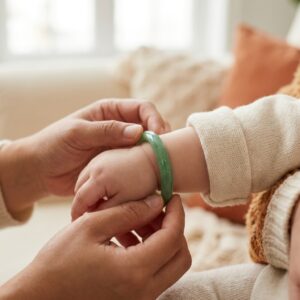Tại Sao Vòng Ngọc Của Bé Bỗng Dưng Trở Nên Chật Hơn?