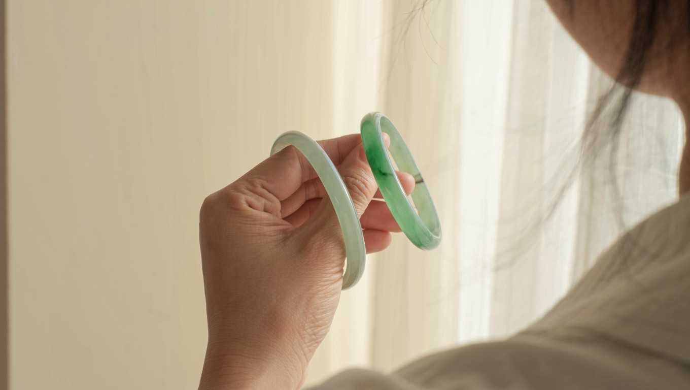 Giải Mã Thành Phần Vòng Ngọc: Bé Đang Đeo Thứ Gì Trên Tay?