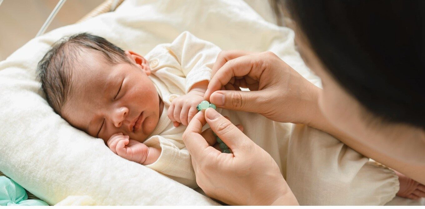 Vòng Ngọc Tự Nhiên Cho Bé: 6 Điều Mẹ Bỉm Cần Biết Khi Chọn Mua